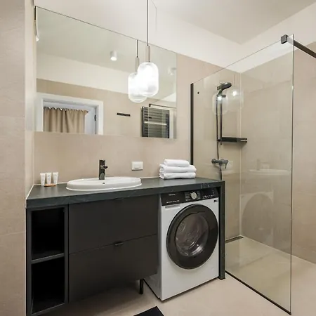 Port Praski Superior By Bookinghost *